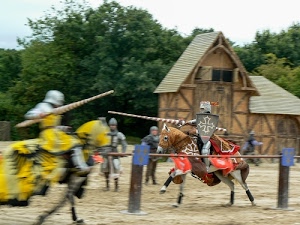 cavalli, lance, rievocazione, cavalieri, alberi, rosso, giallo, scudi, costumi, armature, elmi, soldati, verde, scudo, casa, sfocato, mosso, torneo, battaglia, tetti, medioevale, croce, medioevo