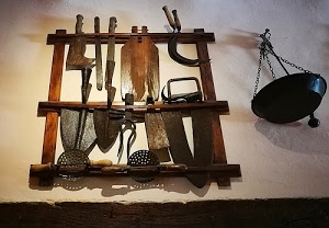 attrezzi, legno, bilancia, stadera, antico, vintage, falcetto, tagliere, muro, falce, oggetti, mensola, passato, arnesi