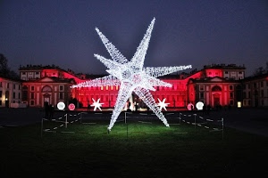 stella, luci, palazzo, piazza, natale, rosso, luminarie, stelle, recinzione, erba, prato, notte, bianco, notturno, luminosa, verde, natalizio, palazzi, paletti, cielo