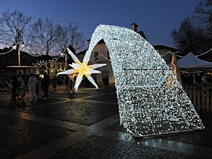 stella, cometa, alberi, luci, piazza, luminarie, natale, persone, natalizio, bianco, cielo, lampioni, coda, bancarelle, punte, sera, notturno