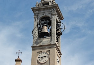 campanile, croce, orologio, cielo, campane, lancette, numeri, nuvole, torre, azzurro, ruote, ruota, cerchio, bianco, bronzo, quadrante, ore, campana