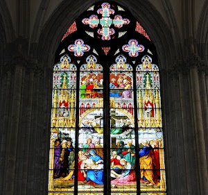 vetrata, chiesa, colonne, colori, pietà, vetri, rosso, santi, giallo, vetrate, gotico, istoriata, viola, azzurro, interno, religione, finestre, ultima, cena, immagini, verde, sacro, madonna, croce, croci, arco, gesù