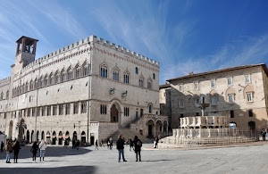 fontana, piazza, finestre, perugia, archi, palazzi, torre, cielo, scalinata, persone, palazzo, trifore, passanti, colonne, umbria, città, ringhiera, merli