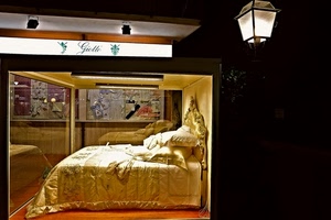 vetrina, letto, lampione, cuscini, notte, negozio, esposizione, giallo, vetro, specchio, buio, scritta, vetrine, luci, coperte, luce, riflesso
