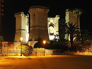 torri, lampioni, luci, notte, castello, alberi, palme, notturno, ringhiera, palma, ruderi, strada, ombre, nero, recinzione, merli