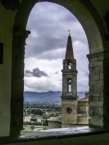 campanile, arco, nuvole, chiesa, panorama, montagne, alberi, case, cielo, campane, verde, tetto, cornice, grigio, punta, scorcio, davanzale, colline, finestra, paese, campagna