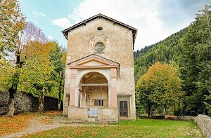 alberi, chiesa, cappella, prato, rosone, cancello, porta, bosco, arco, verde, nuvole, cielo, autunno, erba, muretto, foglie, chiesetta