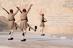 divise, grecia, fucili, armi, scritte, soldati, muro, divisa, marcia, tre, guardia, rosso, guardie, uniformi, uniforme, militari, nero, cappelli, gambe, costumi, costume, calze, gradini, scalinata