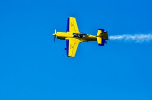 giallo, aereo, cielo, elica, scia, fumo, azzurro, blu, ali, pilota, coda, volare, bianco