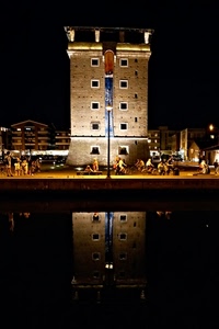torre, riflesso, luci, acqua, finestre, notturno, notte, persone, lampione, riflessi
