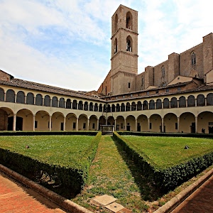 campanile, archi, chiostro, verde, siepe, prato, nuvole, cielo, erba, pozzo, colonne, aiuole, chiesa, finestre, triangoli, siepi, convento, portico, porte, torre, porticato, sentiero
