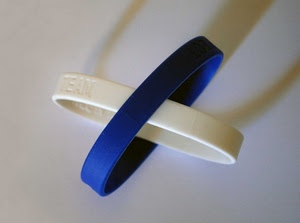 blu, bianco, due, ombre, braccialetti, incrocio, ombra, anelli, plastica, cerchi, bicolore