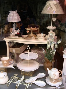 vetrina, lampade, fiori, teiera, tavolo, tazze, negozio, lampada, tazza, piatti