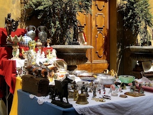portone, antiquariato, vintage, vasi, oggetti, tavolo, soprammobili, vetro, bianco, tovaglia, statue, piante, oggettistica, campanella, antico, bancarella, esposizione, rosso, mercatino, mercato, giallo, campanello, campana, ciotole