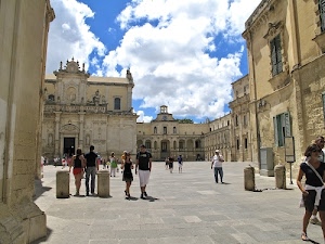 piazza, chiesa, nuvole, cielo, finestre, persone, colonne, passanti, palazzi, statue, bianco, gente, ombre, duomo, città, archi, portone