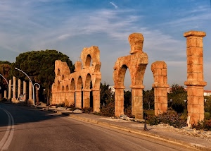 archi, strada, acquedotto, rovine, alberi, colonne, ruderi, lampioni, asfalto, cielo, verde, pietre, pino, nuvole, marciapiedi, rudere, azzurro