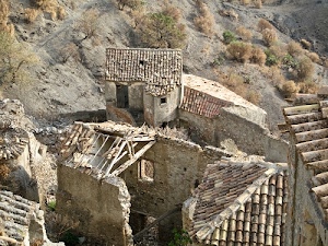 tetti, tegole, ruderi, rudere, rovine, travi, alberi, case, finestre, piante, cespugli, terra, casa, arbusti, pietre, coppi, abbandono, rotto, muri, casolare