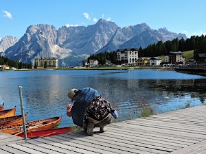 lago, case, barche, acqua, montagne, fotografo, fotografare, palazzi, persona, legno, montagna, dolomiti, alberi, cielo, uomo, lungolago, pontile, alberghi, misurina, azzurro, riflessi, paesaggio