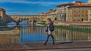 donna, ponte, fiume, ringhiera, firenze, camminare, palazzi, arno, borsa, acqua, case, archi, vecchio, azzurro, cielo, finestre, tetti, passante, cammina, città, passeggiare, riflessi