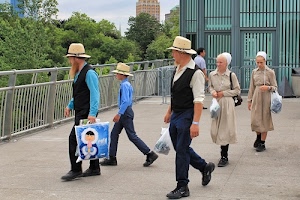 cappelli, persone, ringhiera, barba, uomini, donne, ragazzo, alberi, verde, camminare, borse, cuffie, balaustra, gruppo, azzurro, sacchetti, amish, cuffia