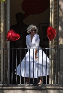 bianco, cuori, balcone, donna, rosso, vestito, palloncini, ringhiera, ragazza, bionda