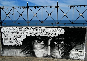 occhi, mare, parole, lucchetti, ringhiera, cielo, frase, murales, azzurro, scritta, nero, nuvole, naso, orizzonte, bianco, disegno, muro, capelli, scritte, murale, inferriata