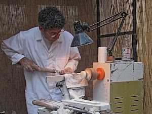 artigiano, lampada, occhiali, attrezzi, tornio, bianco, camice, uomo, mestiere, polvere, bottiglia, grembiule, legno, lavoro, mani, luce, capelli, mola, canne, morsa, fresa