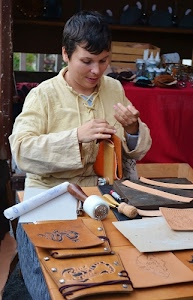 cuoio, attrezzi, mani, cucire, bottega, artigiana, filo, borchie, artigiano, strumenti, rosso, capelli, donna, pelle, artigianato, persona, mestiere, lavoro