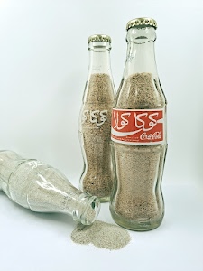 sabbia, bottiglie, tre, vetro, rosso, tappi, etichetta, scritte, bianco, arabo, marchio, granelli, coca, bottiglia