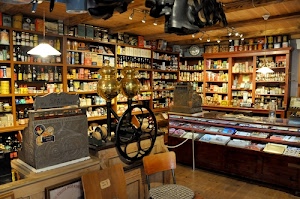 negozio, cassa, ruota, scaffali, bottiglie, lampade, merce, sedia, casse, stivali, libri, orologio, soffitto, luci, banco, sedie, legno, bottega, esposizione