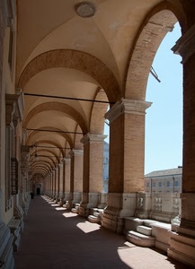 colonne, archi, portico, porticato, cielo, scalini, ombra, gradini, pilastri, finestre, prospettiva, ombre, azzurro, scorcio