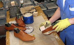 scarpe, guanti, forme, barattolo, artigiano, attrezzi, giallo, pelle, colla, azzurro, camice, calzolaio, mani, bancone, marrone, ciabattino