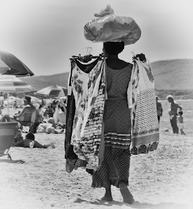 spiaggia, donna, vestiti, bianconero, bagnanti, ombrelloni, venditrice, nero, bianco, ambulante, africana, persone, abiti, sabbia, cappello, sacco, estate, mestiere, vende, mare