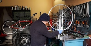 chiavi, bottega, ruote, ruota, cacciaviti, bicicletta, biciclette, raggi, attrezzi, artigiano, copertoni, officina, bancone, banco, gomme, uomo, pinze, pannello, berretto, meccanico, guanti, sellino, lavoro, ciclista