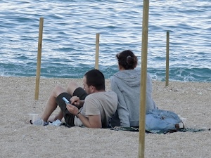 mare, coppia, sabbia, spiaggia, pali, relax, donna, uomo, cellulare, due, persone, zaino, borsa, riposo, riva, acqua, azzurro, pace, legno