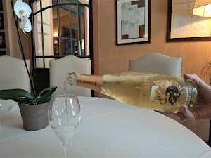 vino, bottiglia, tavolo, orchidea, bicchiere, vaso, sedie, bianco, versare, mano, calice, pianta, vetro, quadri, fiore, etichetta, quadro, stanza