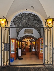 cancello, vetrine, lampioni, insegna, farmacia, negozio, arco