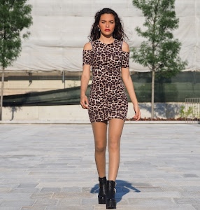 donna, alberi, ragazza, gambe, camminare, ombra, capelli, abito, stivaletti, braccia, leopardato, vestito, scarpe, collant, modella, minigonna, albero, ritratto