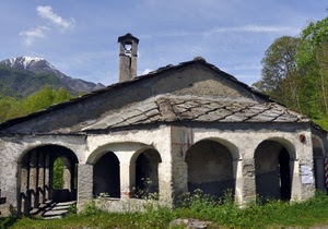 montagna, portici, portico, campanile, chiesetta, archi, pietra, colonne, chiesa, porticato, tetto, pieve, alberi