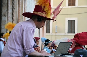 cappello, cappelli, camicia, piume, dj, computer, consolle, finestre, rosso, cuffie, giallo, persone, tasti, schermo, musica, copricapo, bandiere, costumi, azzurro, profilo
