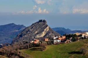 paese, panorama, paesaggio, case, montagna, collina, castello, prato, alberi, rocca, nuvole, cielo