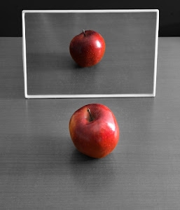 rosso, specchio, mela, cornice, bianco, riflesso, nero, mele, frutta, grigio, tavolo, due, picciolo, geometria, specchiato, rettangolo, frutto, uno