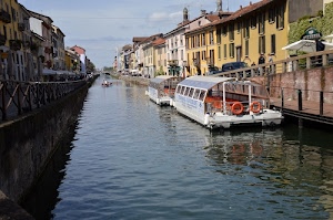 case, canale, finestre, acqua, ponte, barche, naviglio, cielo, ombrelloni, salvagente, salvagenti, fiume, natanti, traghetti, palazzi, ombra, parapetto, milano, ringhiera