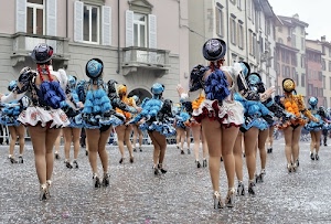 gambe, cappelli, tacchi, sfilata, strada, scarpe, collant, finestre, donne, colori, ragazze, palazzi, carnevale, balconi, cappello, ballerine, calze