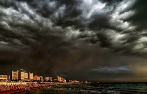 mare, nuvole, palazzi, spiaggia, cielo, onde, perturbazione, nero, temporale, costa, tempesta, nuvoloni, case, maltempo, luce, nere, ombrelloni