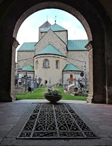 grata, chiesa, croci, vaso, arco, cimitero, abside, finestre, tetti, fiori, pavimento, ferro, azzurro, inferriata, metallo