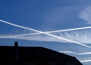 cielo, nuvole, scie, tetto, comignolo, ics, azzurro, camino, incrocio, nero, bianco, casa, blu, celeste, aerei