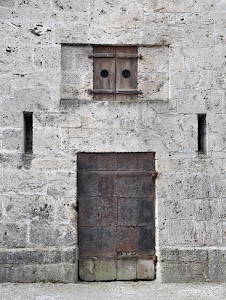 finestra, porta, muro, portone, feritoie, legno, ruggine, facciata, fori, pietra, casa, cardini, grigio, abbandono, ferro, cerchi, ante, due