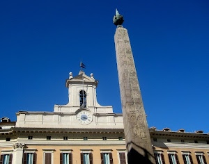 orologio, obelisco, finestre, palazzo, azzurro, roma, cielo, bandiera, geroglifici, campanile, torre, sfere, persiane, incisioni, campana, campane, montecitorio