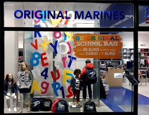 vetrina, manichini, numeri, lettere, zaini, colori, vestiti, abbigliamento, negozio